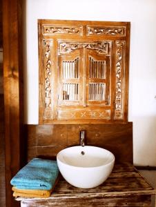 圣勒Le ti bali Chambre的木制柜台上带白色碗水槽的浴室