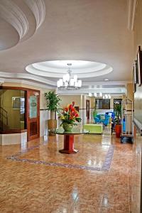 巴拿马城米兰巴拿马酒店的大堂设有鲜花桌