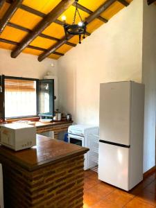 查兹拉德拉谢拉Finca Villa Coral的一间厨房,内配白色冰箱