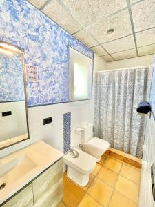 布拉内斯Villa Only Adults 2 Pax · Piscina Privada · A/C · WIFI · BBQ的一间带卫生间、水槽和镜子的浴室