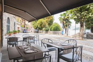 坎诺比奥Rivalago B&B的街边设有桌椅的餐厅