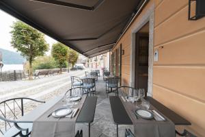 坎诺比奥Rivalago B&B的庭院内的餐厅,配有桌椅