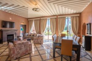 马拉喀什Janat Al Atlas Resort & Spa的客厅配有桌子和沙发