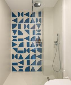 帕罗斯岛Play Paros的浴室设有蓝白色图案的墙壁