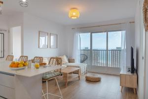 阿勒纳勒斯德尔索尔Myflats Premium Beach Front的客厅配有沙发和水果桌