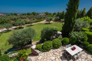 沃尔沃罗Avista Villa的享有花园的空中景致,配有桌椅
