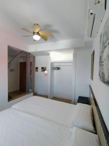 马拉加Velazquez aeropuerto Terraza的一间卧室配有一张床和吊扇