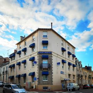 里摩日The Originals City - Hôtel Saint-Martial, Limoges Centre的一座大型建筑的侧面设有蓝色阳台