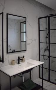 希俄斯SeaView Apartment Megas Limnionas的一间带水槽和镜子的浴室