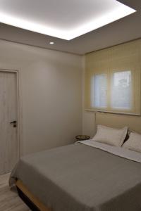 希俄斯SeaView Apartment Megas Limnionas的一间卧室设有一张带天花板的大床