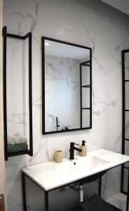 希俄斯SeaView Apartment Megas Limnionas的白色的浴室设有水槽和镜子