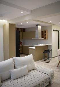 希俄斯SeaView Apartment Megas Limnionas的一间带白色沙发的客厅和一间厨房