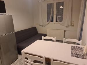 奈德里Villa Elia Perigiali Lefkada的客厅配有白色桌子和沙发