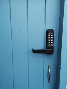 都柏林Stylish studio own entrance in Victorian House的蓝色的门,上面有手机
