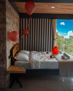里泽Keyfi Teras Bungalov的一间卧室配有一张带气球的床和窗户。