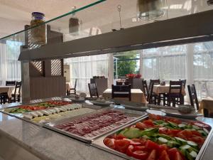 希典St. Sofia Beach Hotel的包含多种不同食物的自助餐