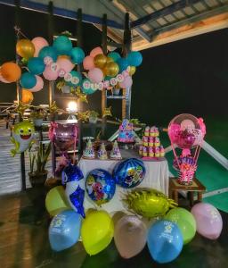 仙本那Maglami-lami Water House的一张桌子,上面放着气球和一大堆其他气球