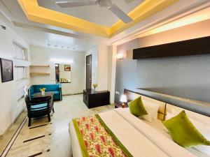古尔冈Hotel Dayal Regency near IMT Chowk Manesar, Manesar的一间卧室配有一张床和一张书桌