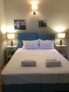 加夫里翁Villa Il Paradiso Andros的一间卧室配有一张床,上面有两条毛巾