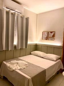 莫索罗卡萨布兰卡酒店的小房间设有床和窗户