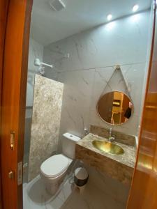 莫索罗卡萨布兰卡酒店的一间带卫生间、水槽和镜子的浴室