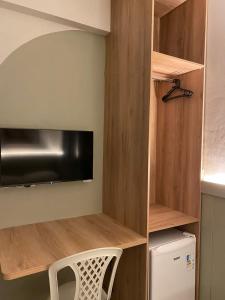 莫索罗卡萨布兰卡酒店的一间带木制架子的小厨房和一台电视
