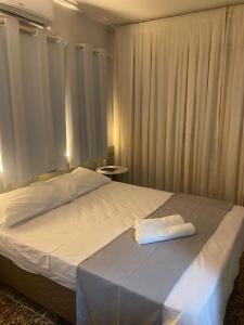 莫索罗卡萨布兰卡酒店的一间卧室配有一张床,床上有毛巾