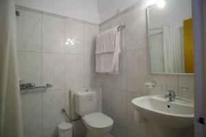 奈德里阿索斯酒店的白色的浴室设有卫生间和水槽。