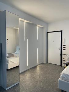 玛格丽塔萨沃亚Casa Mare Design的卧室内的镜子,卧室配有一张床和一张床