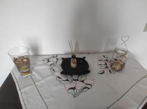 兰恰诺Buongiorno Majella - Appartamento con piscina的桌子,带桌布,带两杯眼镜和饮料