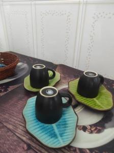 兰恰诺Buongiorno Majella - Appartamento con piscina的桌子上盘子上的两个红茶壶