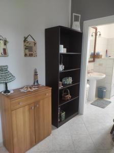 兰恰诺Buongiorno Majella - Appartamento con piscina的一间带黑色橱柜和水槽的浴室