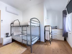 奥利维拉多霍斯比托Casa das Flores的一间卧室配有两张双层床。