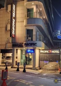 平泽市Pacific7 Hotel的夜宿在城市街道上的酒店