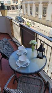 法鲁Reis Turismo的阳台上的蓝色桌子,上面有杯子和碟子