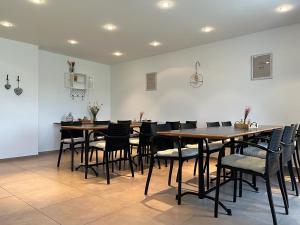PfaffnauBerghof Erlebnis AG的用餐室配有木桌和椅子