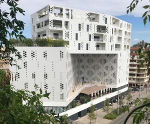 蒙彼利埃Belaroïa Montpellier Centre Saint Roch的公寓大楼拥有白色的外观