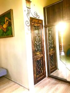 巴统Batumi Wonderland Guest House的一个空房间,有门和镜子