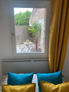 里尔Chez Jérôme的天井前的窗户配有蓝色枕头