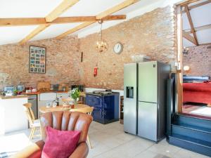 SpaxtonParish Land Barn的厨房配有冰箱和桌子