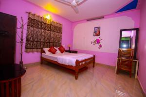 瓦加蒙Mount view Holidays的卧室设有粉红色的墙壁,卧室内设有一张床