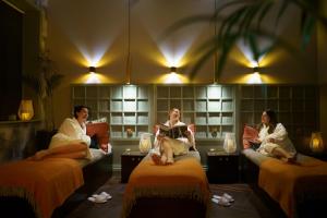纳斯吉拉塞酒店的一群坐在房间里床边的三个女人