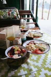 弗朗斯胡克The Franschhoek Glass Teepee #OnceUponaDome的餐桌,带食物盘和酒杯