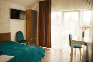 VyshpolʼКомплекс На Дачі的配有一张床、一张书桌和一扇窗户的酒店客房