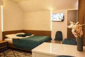 VyshpolʼКомплекс На Дачі的一间酒店客房,配有一张床和一台电视