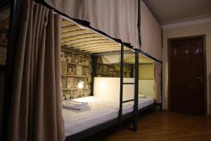 埃里温Sweet Sleep hostel的一间卧室配有一张带天蓬的双层床