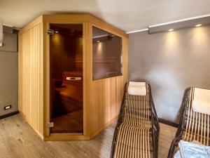 圣玛格丽塔-利古雷阿尼塔别墅酒店的一间设有木制橱柜和长凳的房间