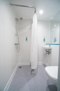 卢顿CiTi Hotel London Luton的带淋浴、卫生间和盥洗盆的浴室
