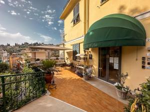 圣玛格丽塔-利古雷阿尼塔别墅酒店的带有绿色遮阳篷的建筑的阳台