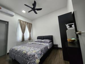 班吉Bunga Rampai Homestay, Vista Bangi的一间卧室配有一张床和吊扇